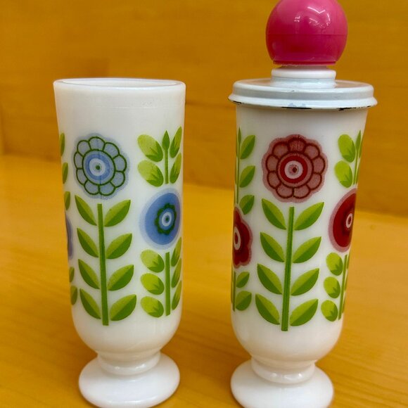 1970s set of vintage Avon Dutch Treat demi-cups made of milk glass - Picture 1 of 7